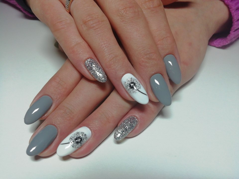 Темно серый маникюр на коротких