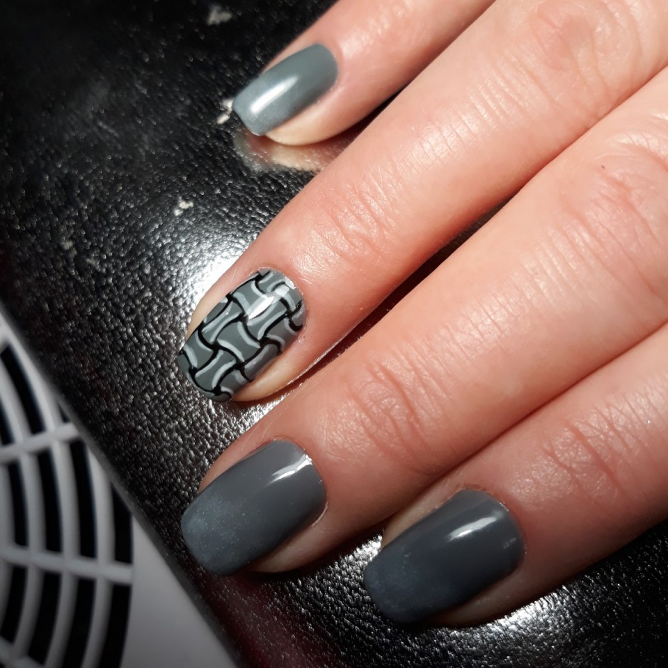 Вуаль на ногтях серая