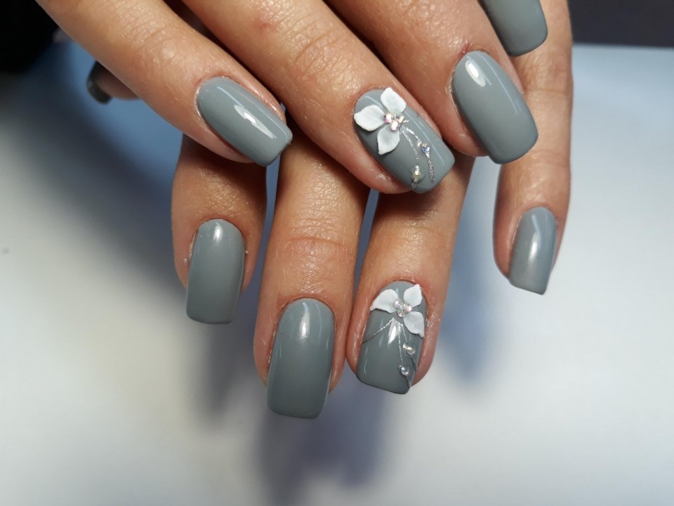 Маникюр серый с черным и серебром