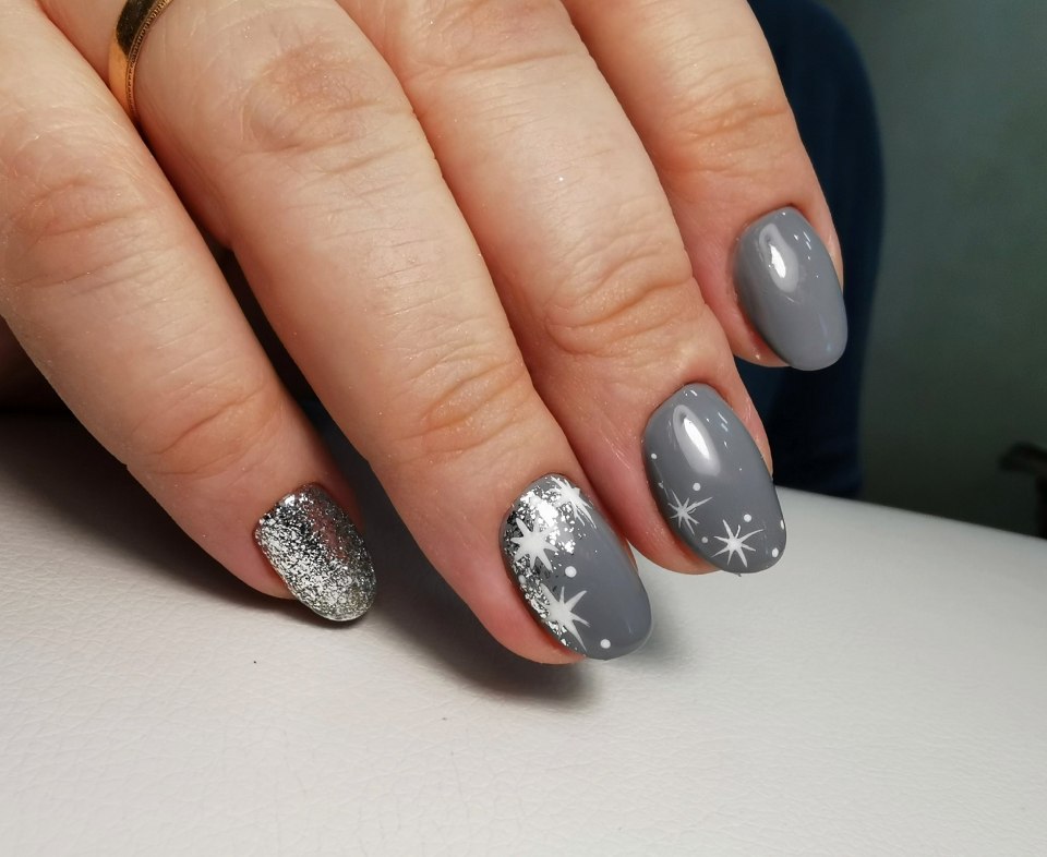Маникюр серый с вкраплениями
