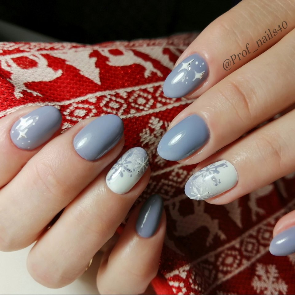 Серый маникюр в точечку