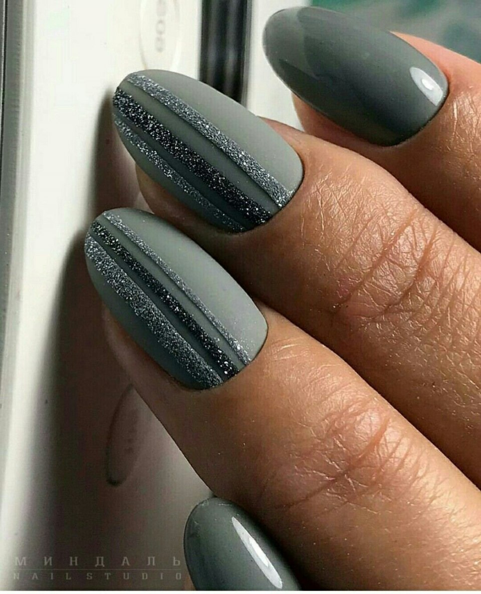 Серый маникюр