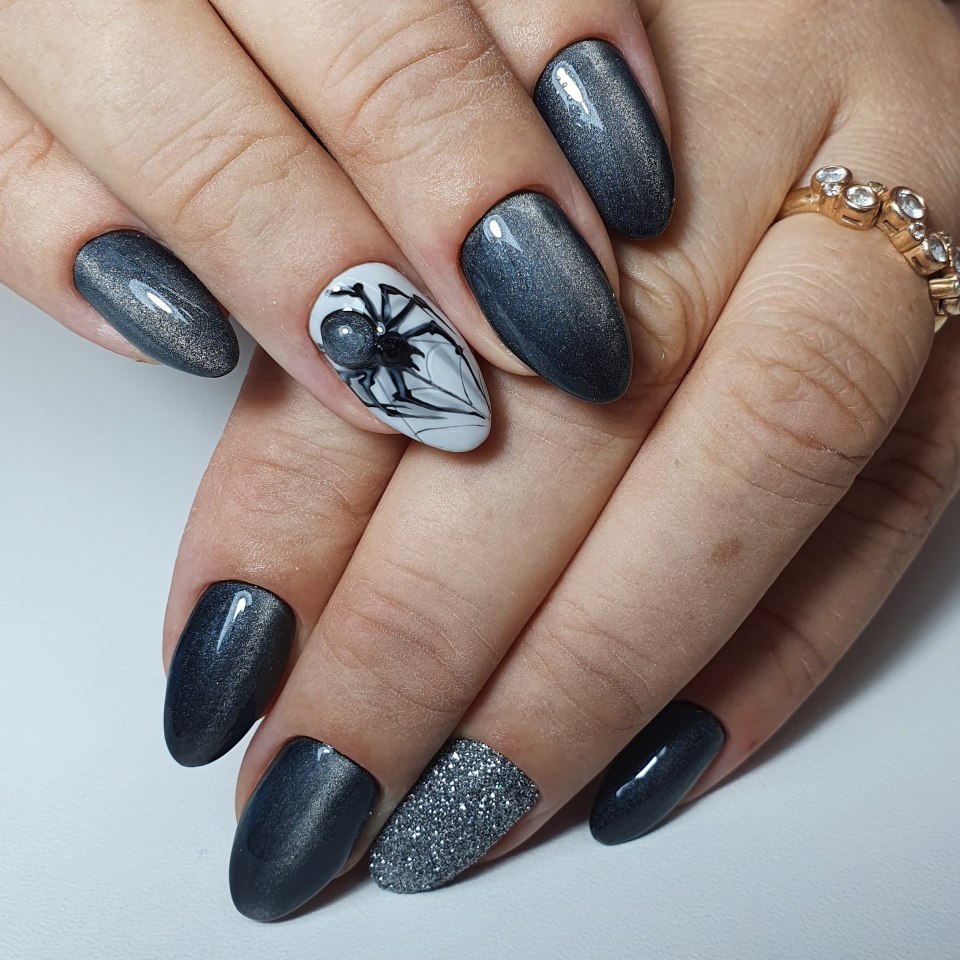 Ногти серые с черным