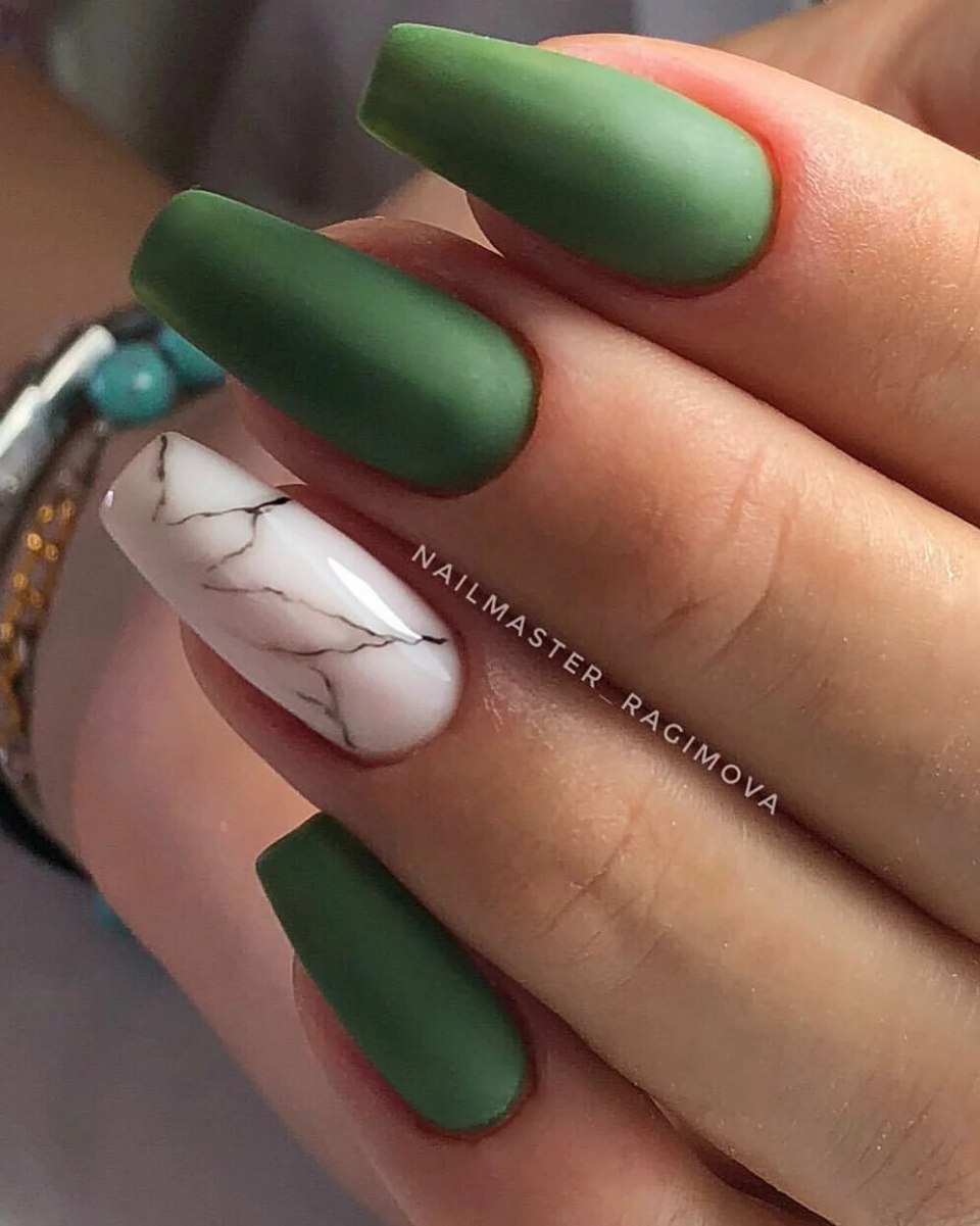 Зеленые ногти 2021