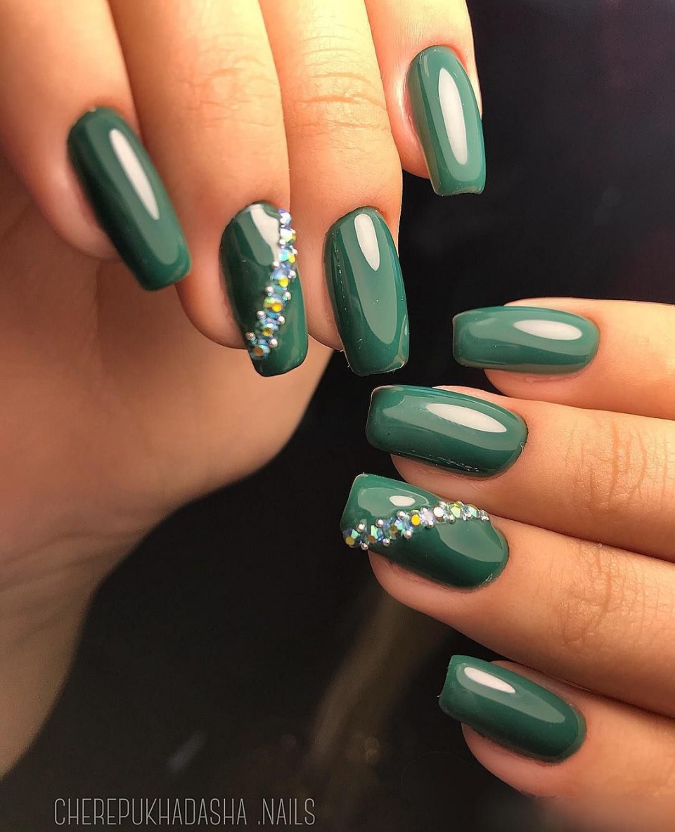Маникюр зелёный с переливом