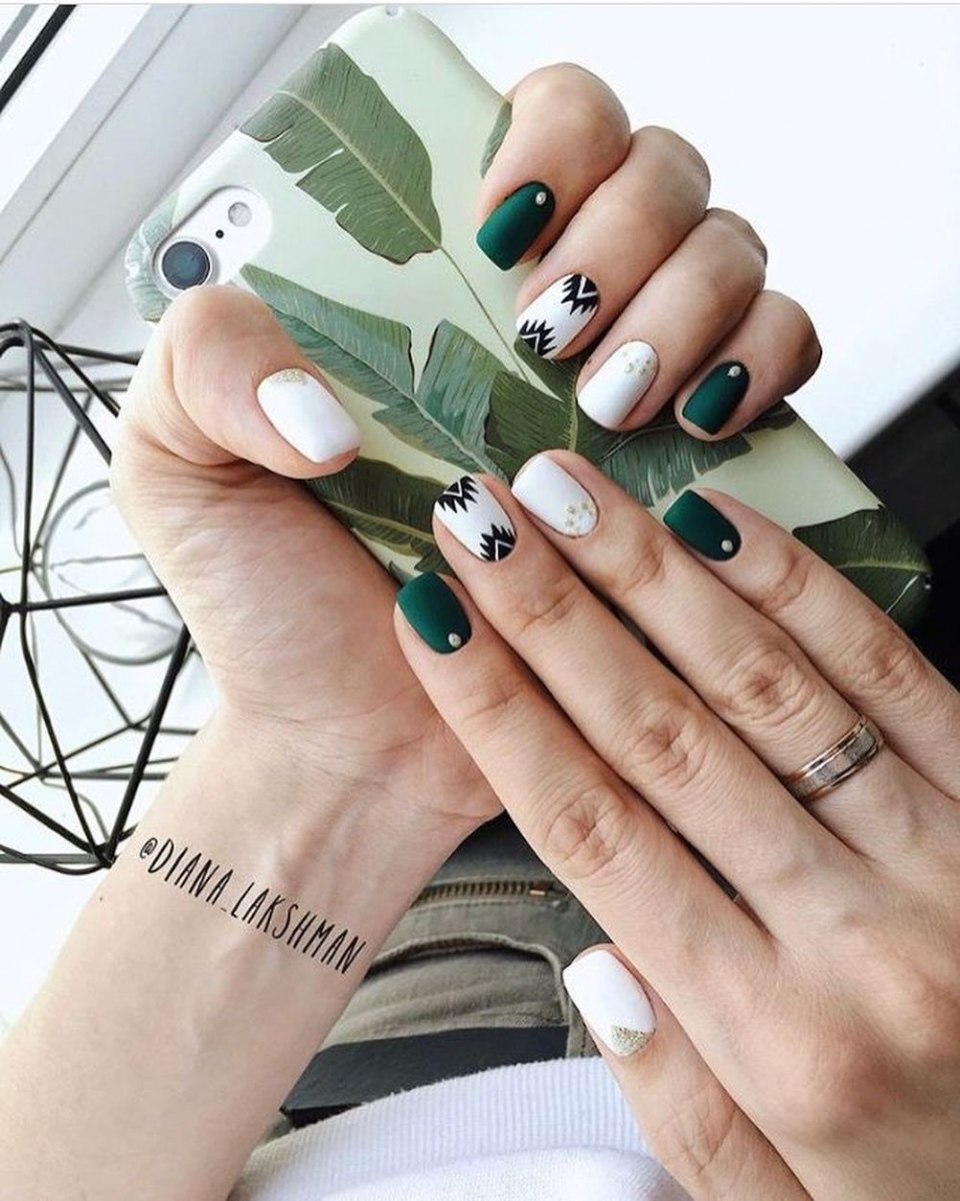 Маникюр зеленый