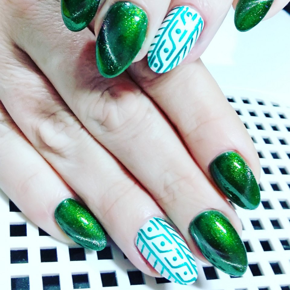 Зеленые ногти 2021