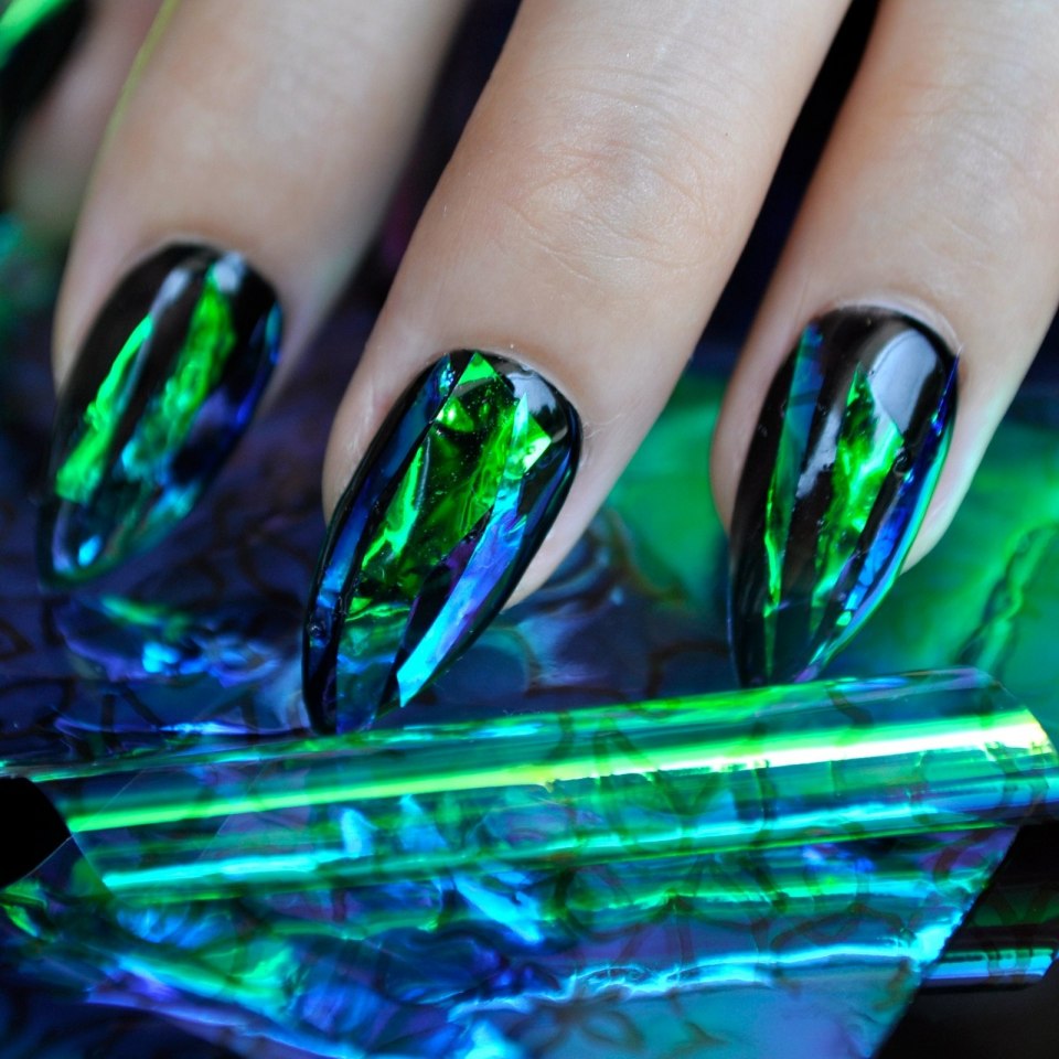 Маникюр зеленый со змеями