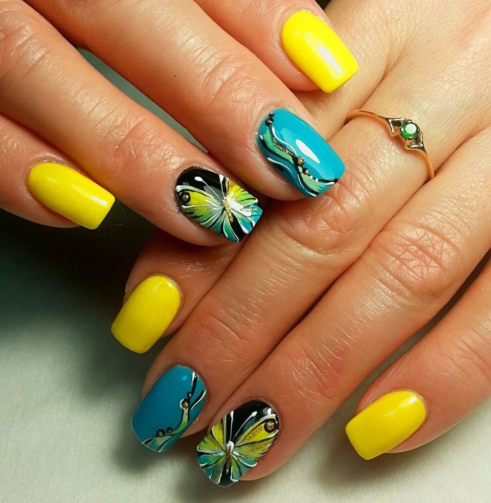 Яркий маникюр