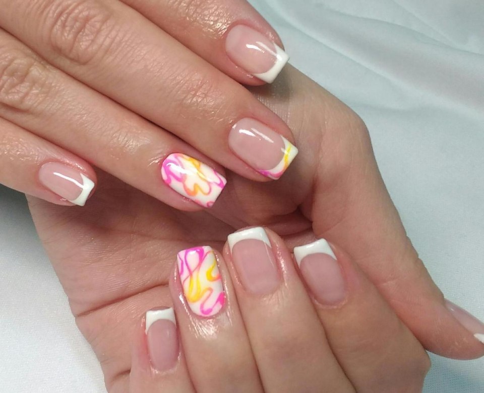 Розовый маникюр