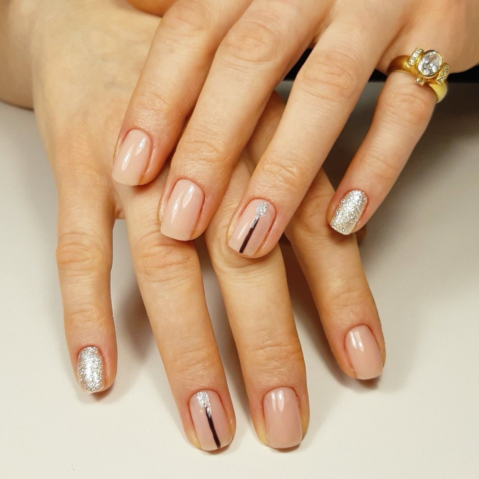 Элегантный маникюр на коротких ногтях