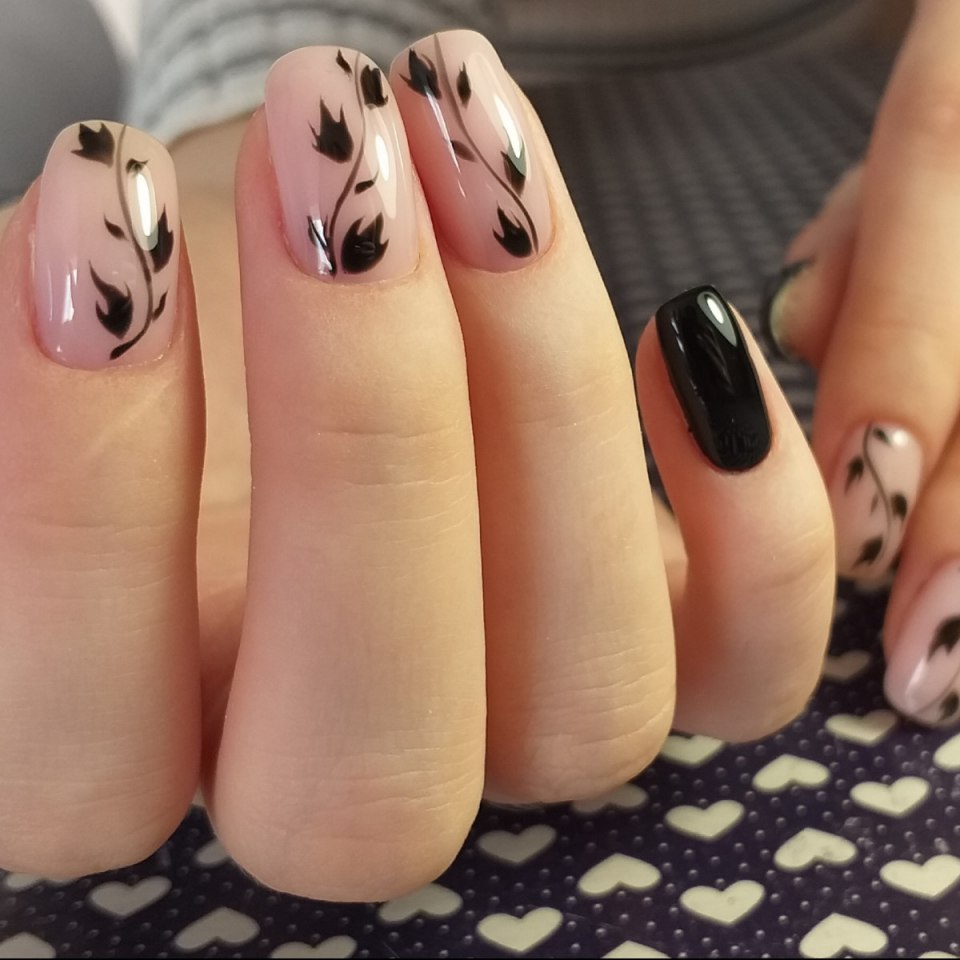 Элегантный маникюр с переводками на ногтях