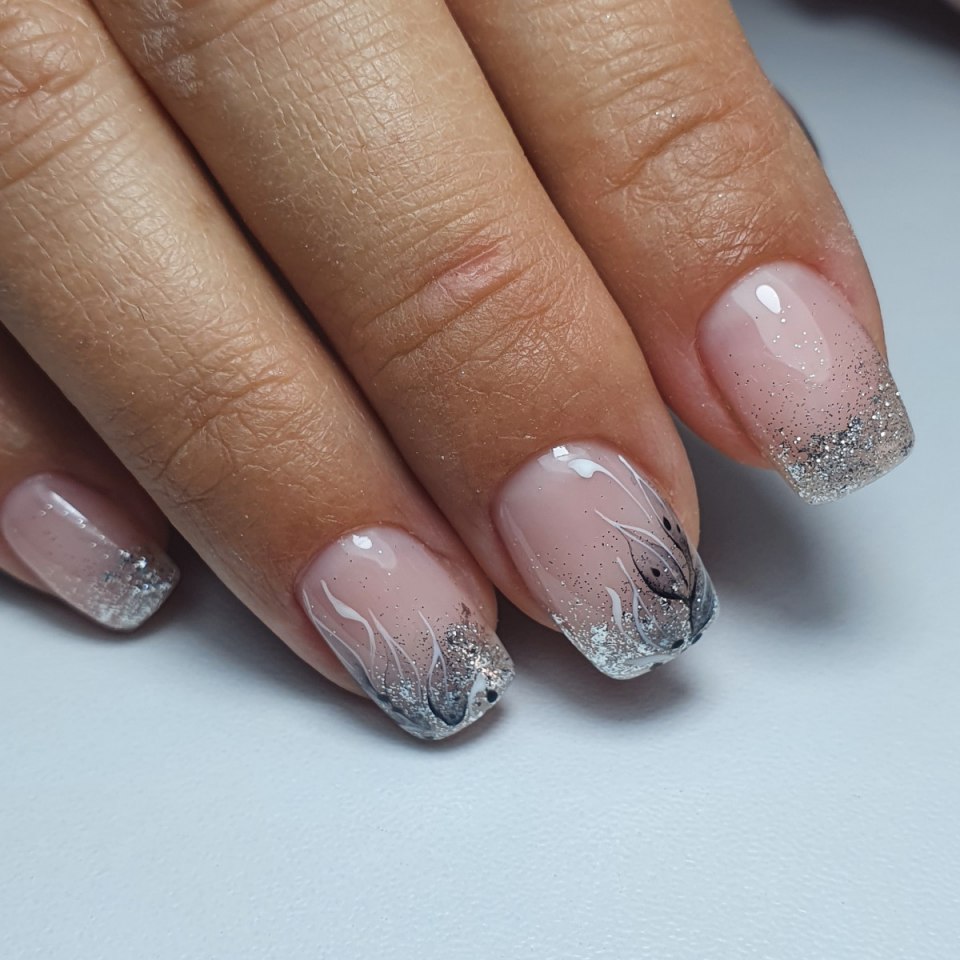 Элегантный маникюр на коротких ногтях