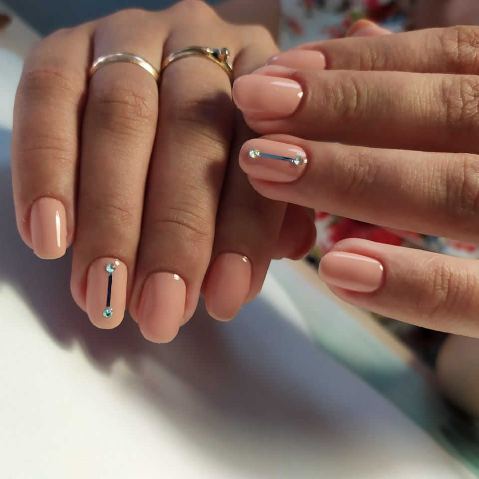 Нюдовый маникюр с полосками и стразами