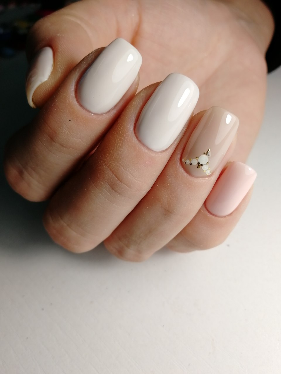 Элегантный бежевый маникюр