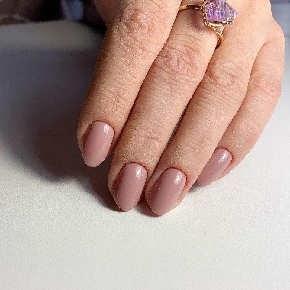 Нюдовый маникюр на короткие ногти
