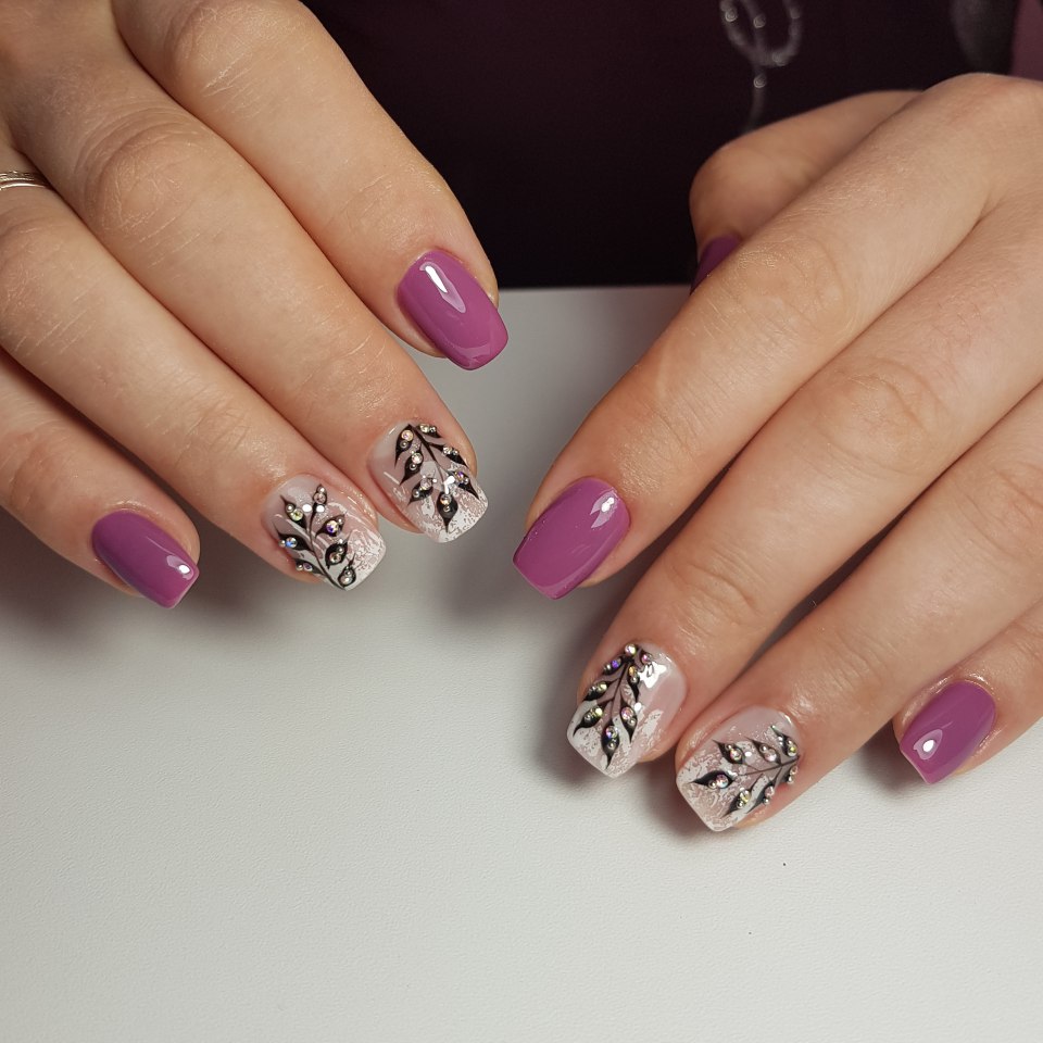 Маникюр в сиреневых тонах с ажурной