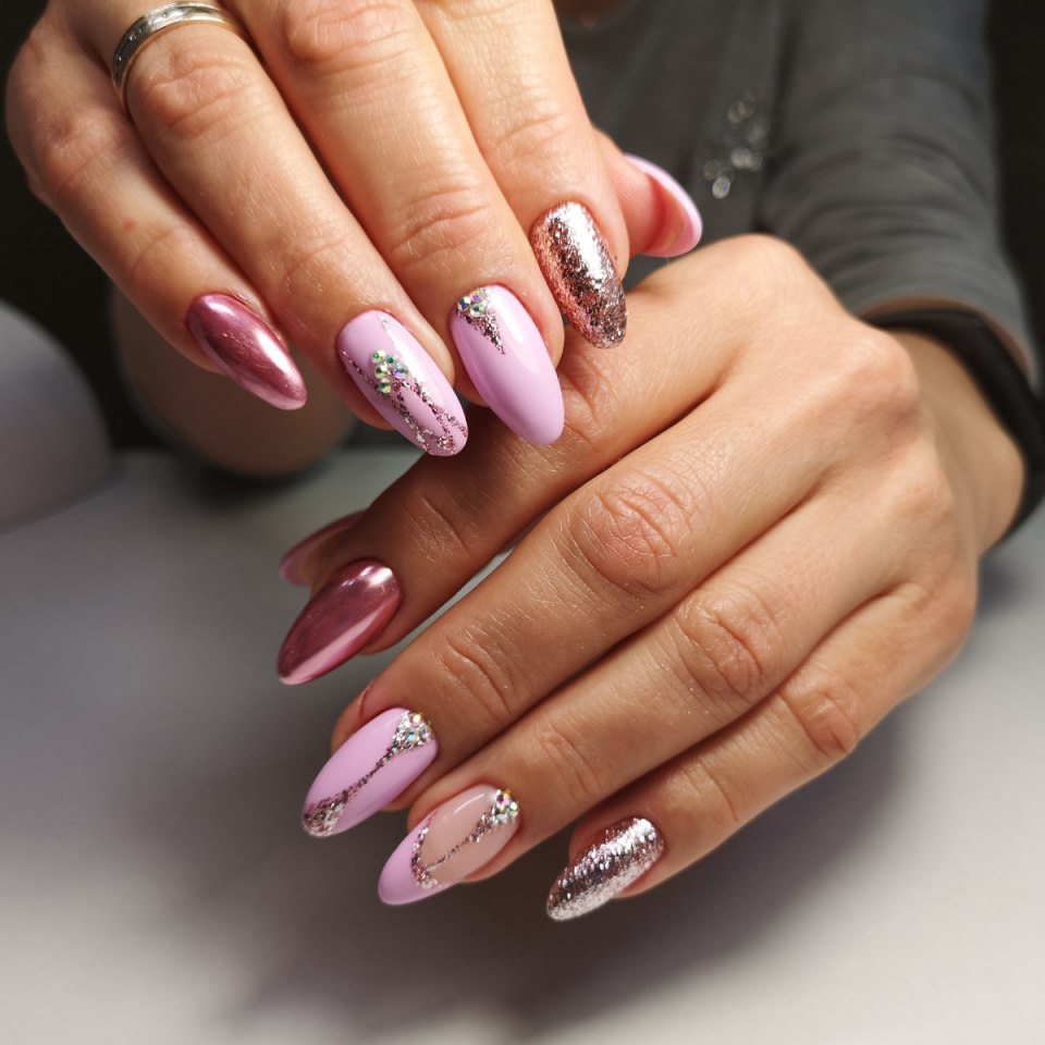 Яркий маникюр со стразами и втиркой