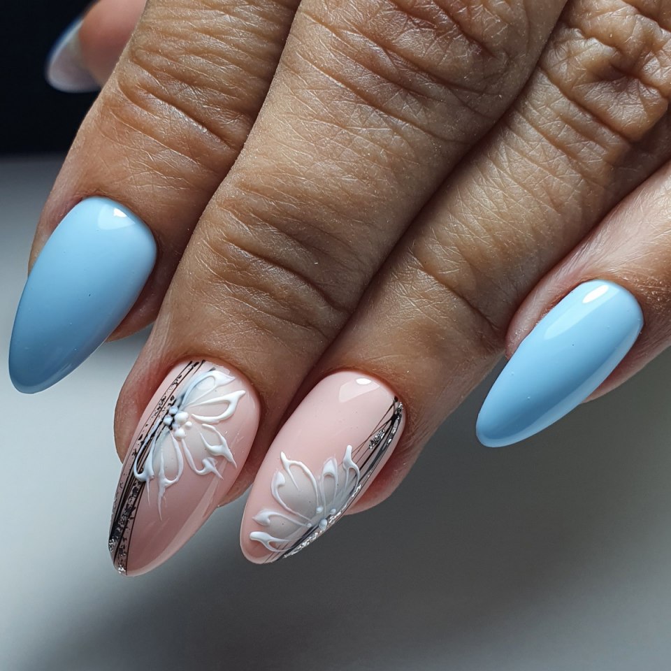 Голубой маникюр 2021 модные