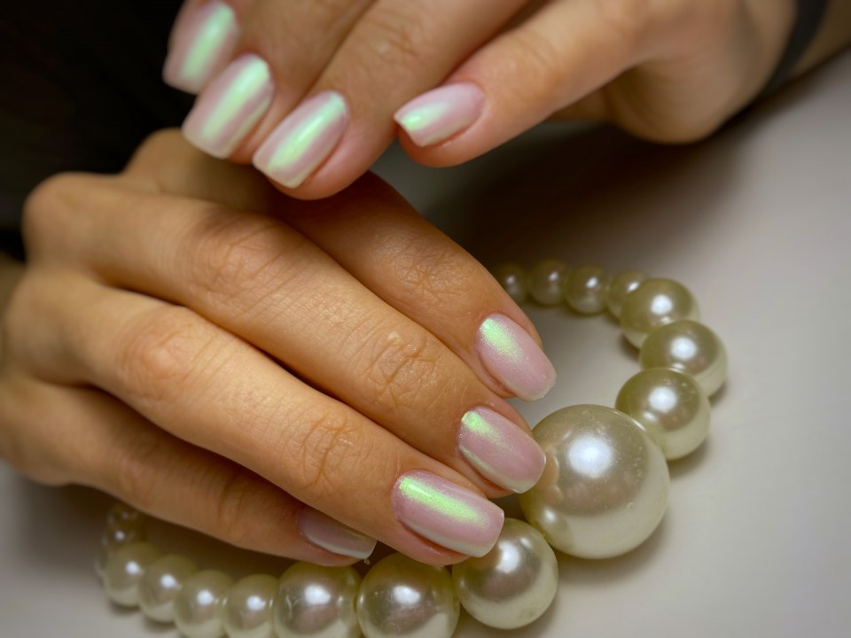 Ногти с втиркой однотонные короткие