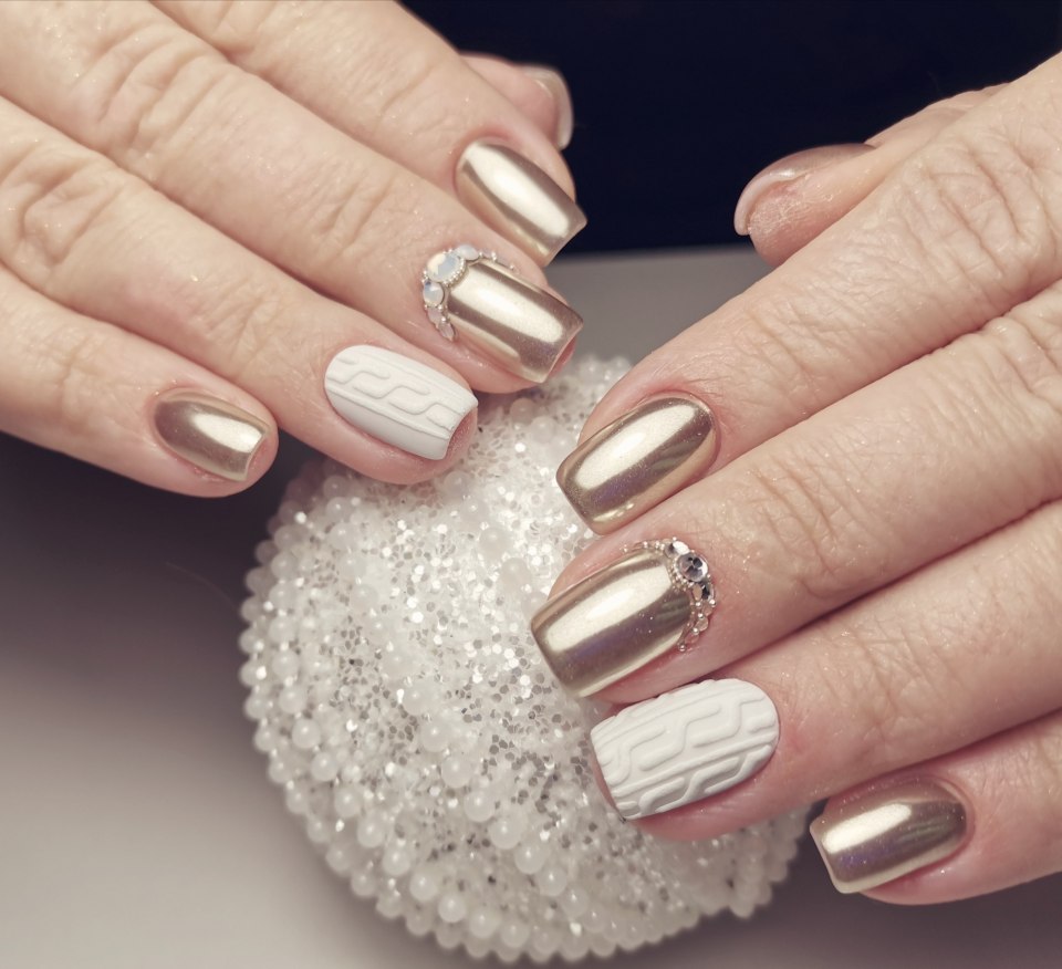 Маникюр белый с втиркой и блестками