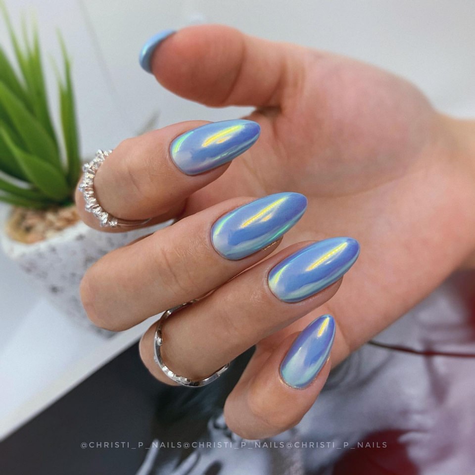 Голубой маникюр с втиркой