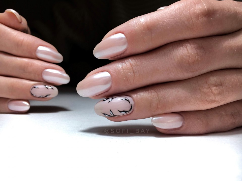 Маникюр с жемчужной втиркой на короткие ногти