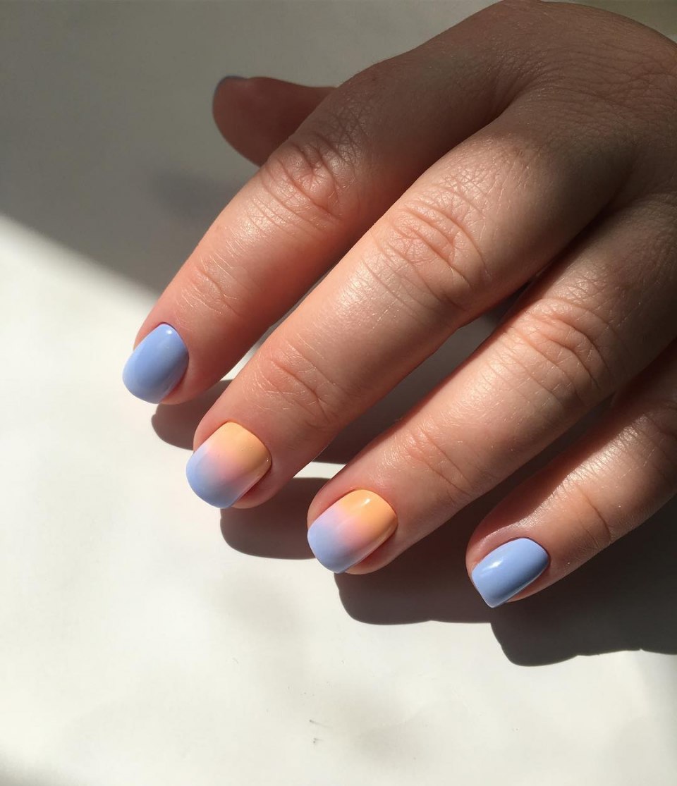 Васильковый маникюр на короткие ногти