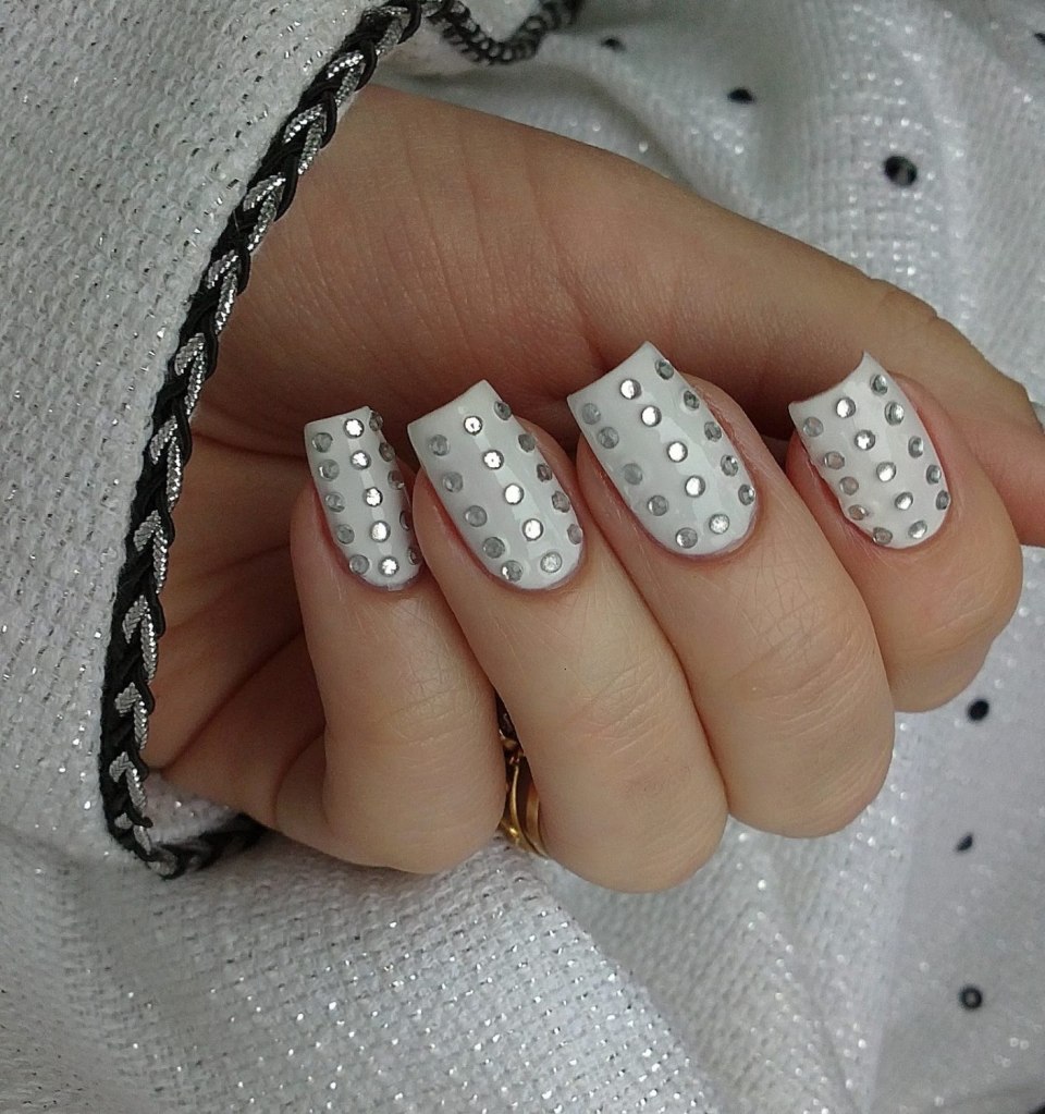 Белый маникюр со стразами