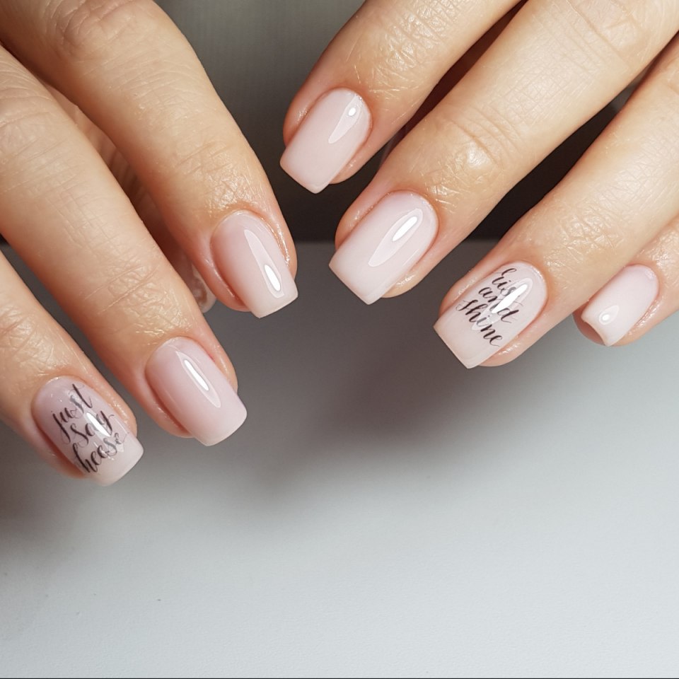 Нюдовый маникюр с надписями
