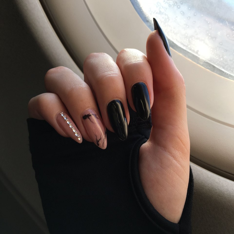 Чёрный маникюр на длинные ногти