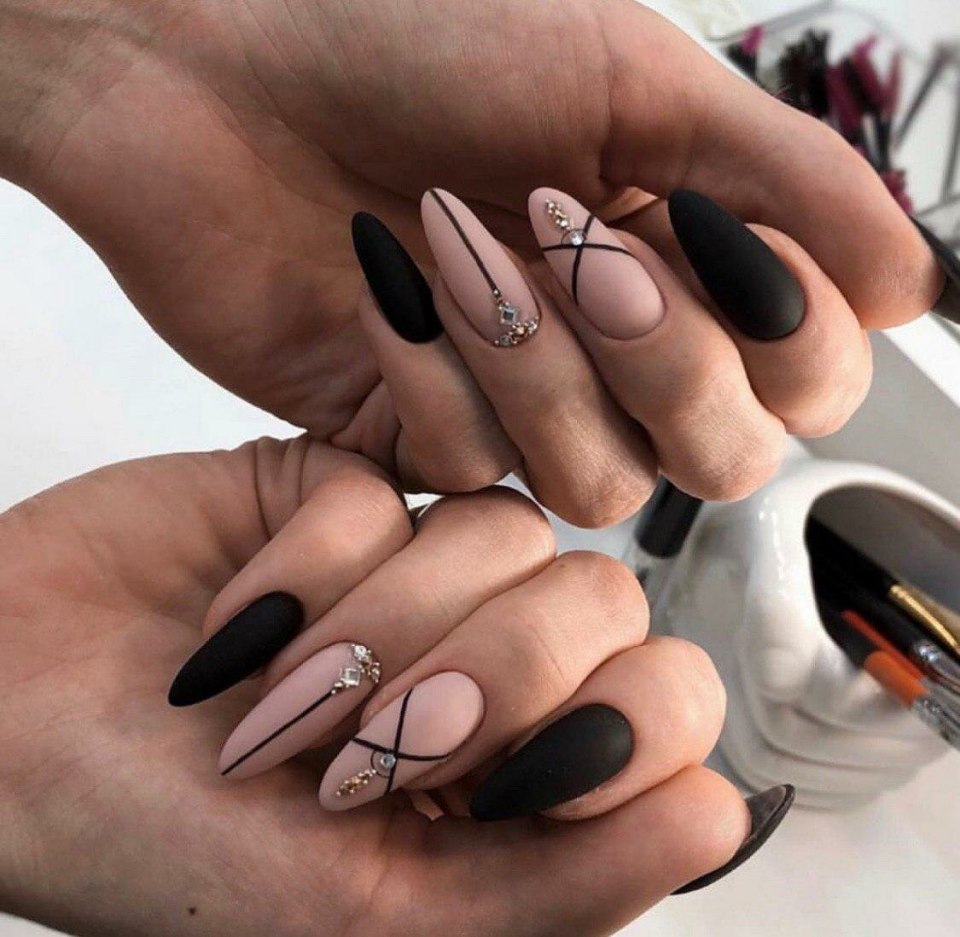 Ногти бежевые с черным