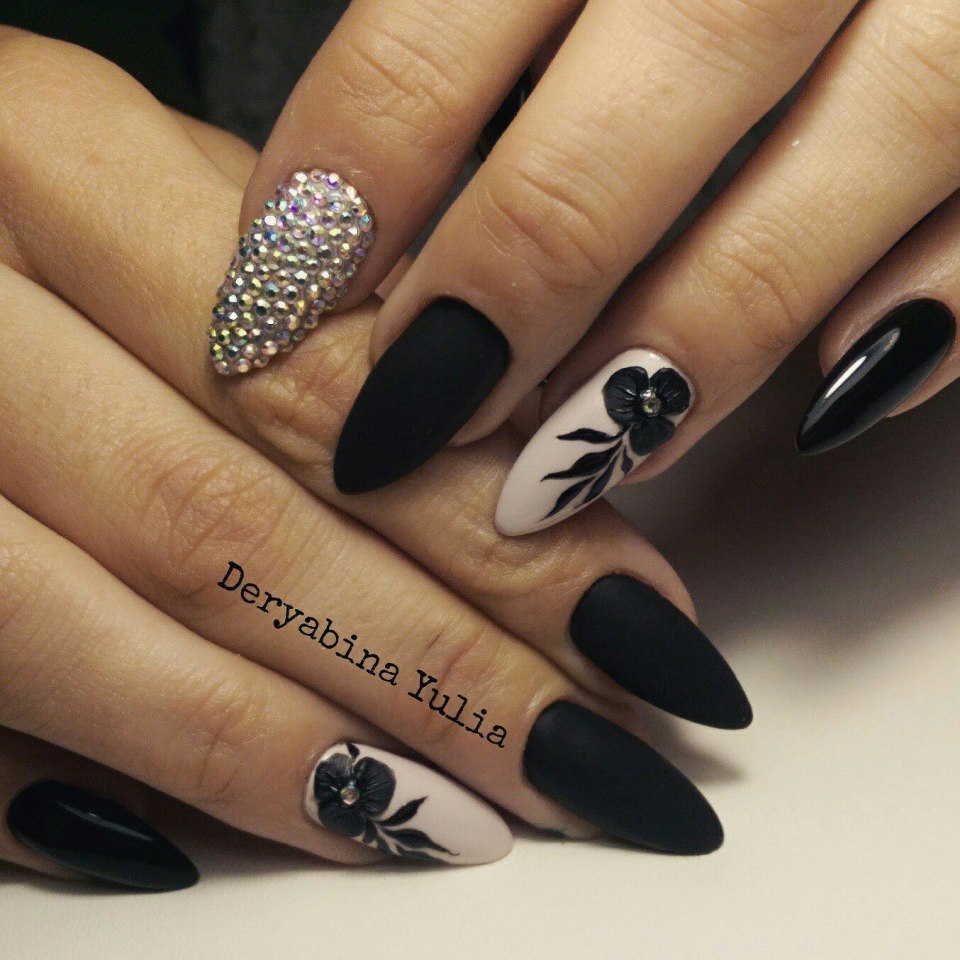 Черный миндальный маникюр