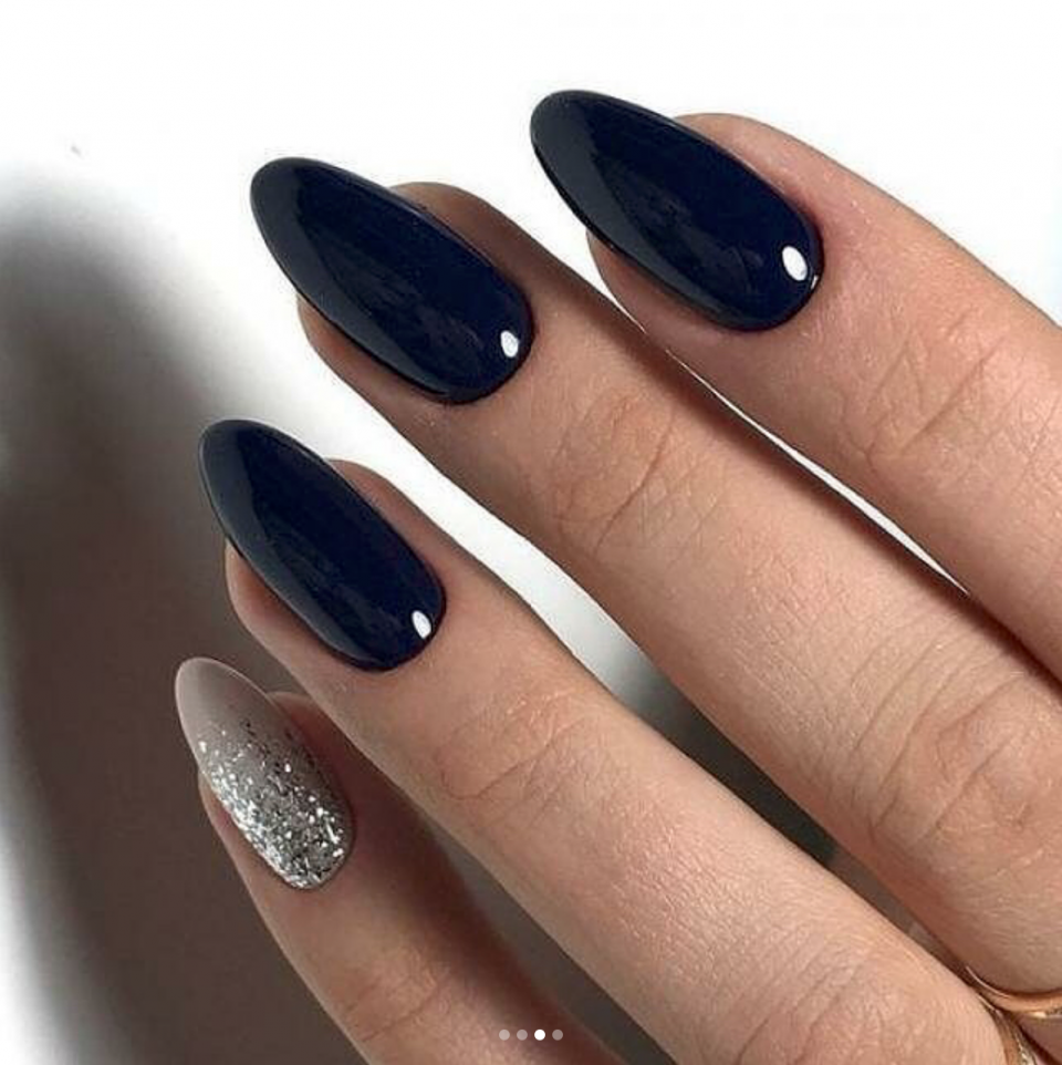 Тёмный маникюр на миндальную форму