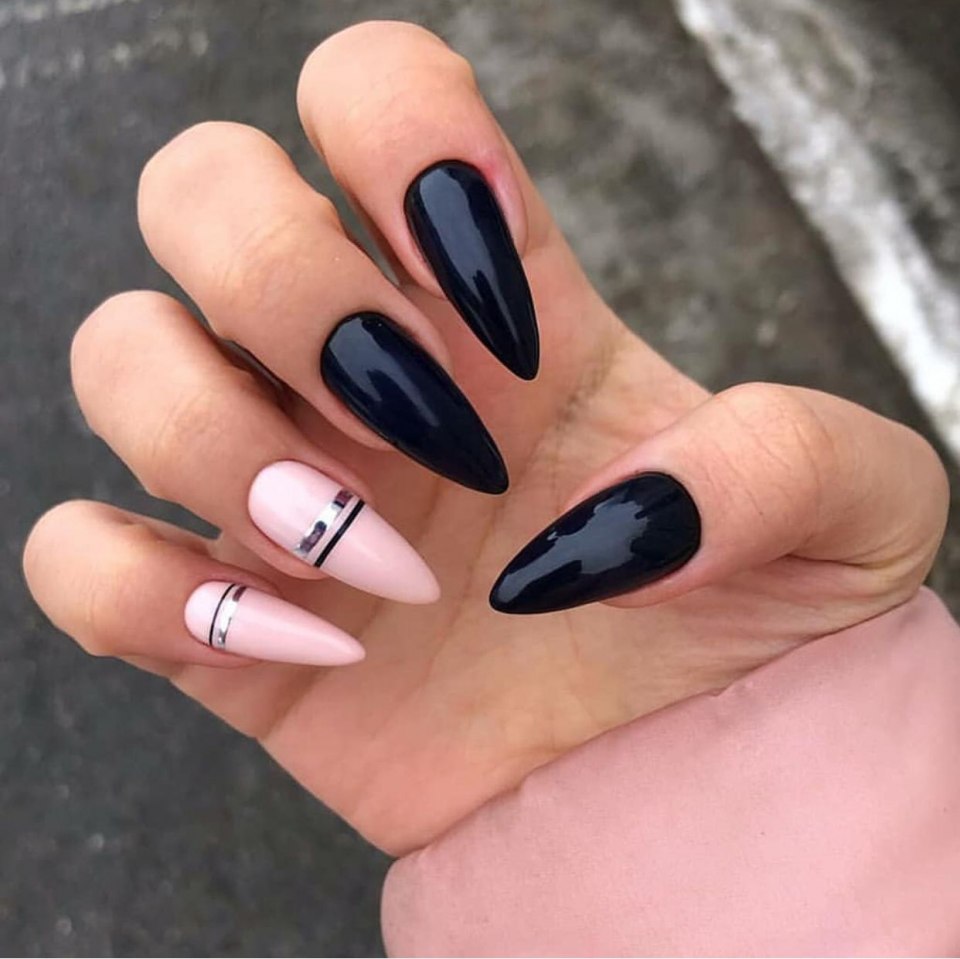 Чёрный маникюр на миндалевидных ногтях