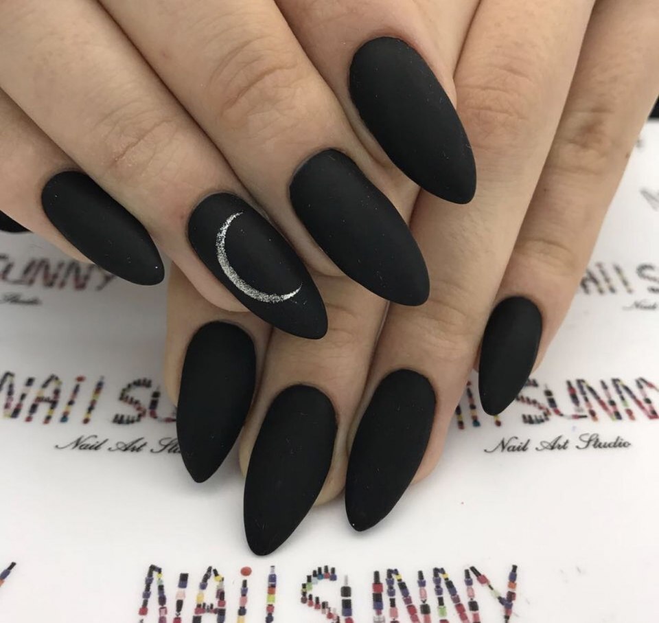 Чёрный маникюр 2021 миндаль