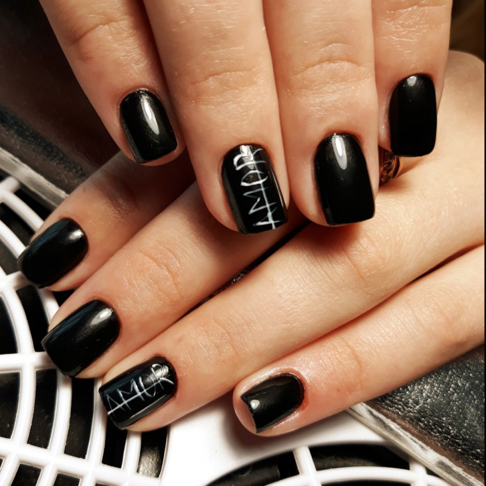Маникюр на короткие ногти чёрного цвета