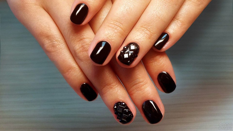 Чёрный матовый маникюр на короткие ногти