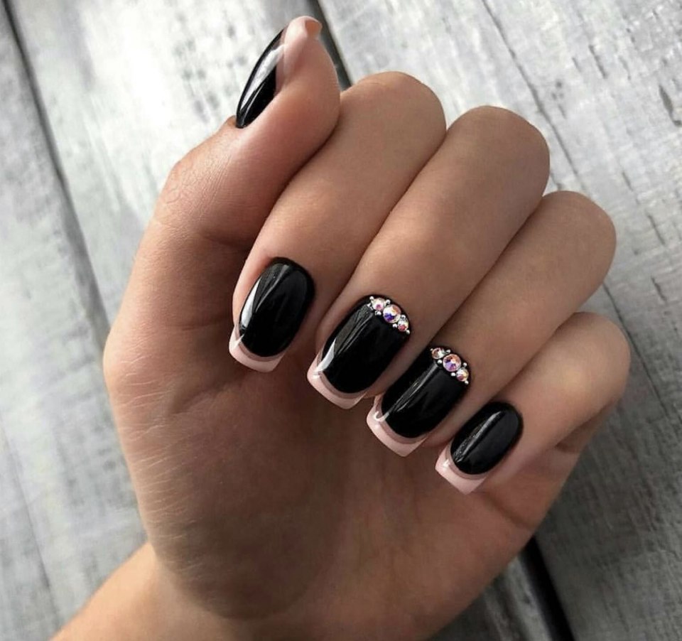 Темный маникюр