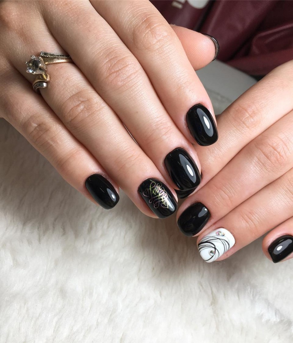 Черный маникюр