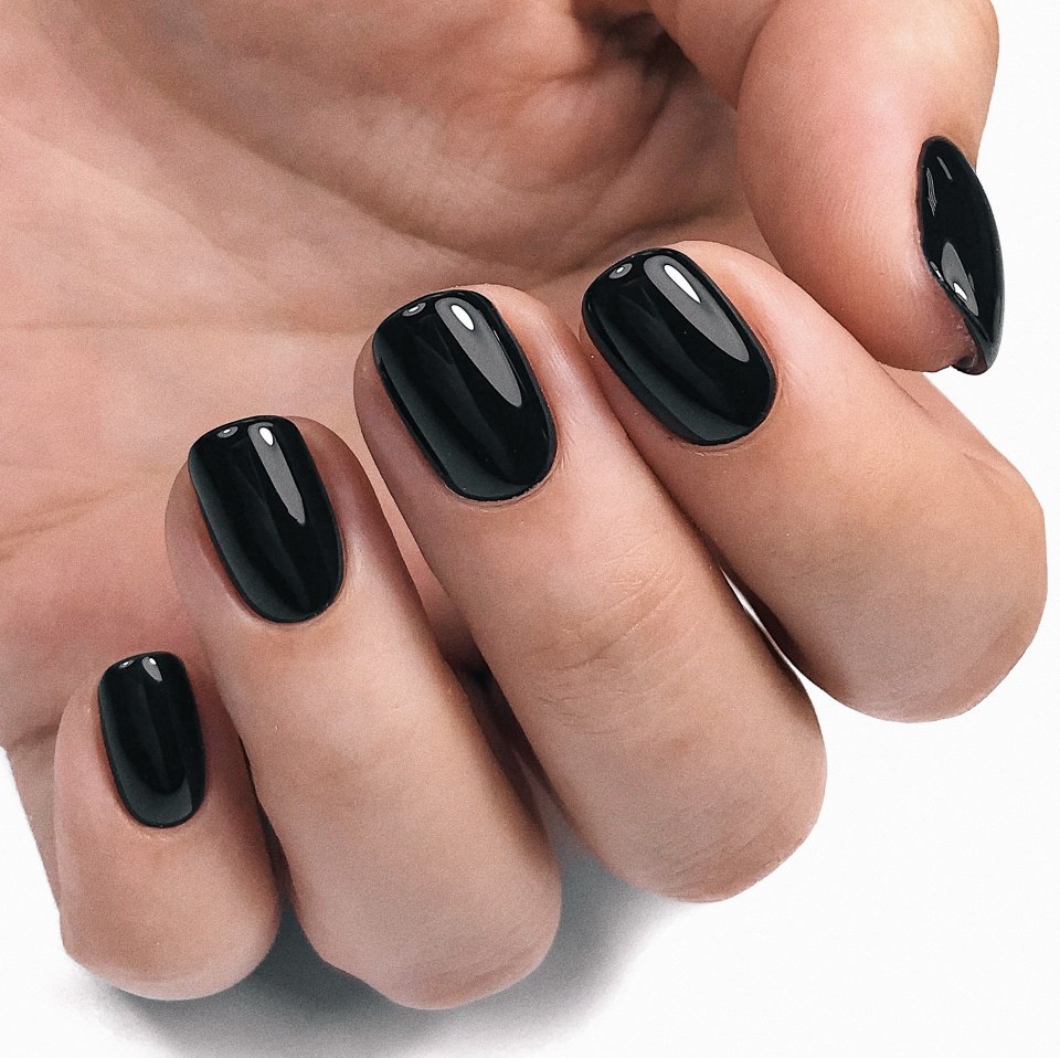 Маникюр на короткие ногти чёрного цвета