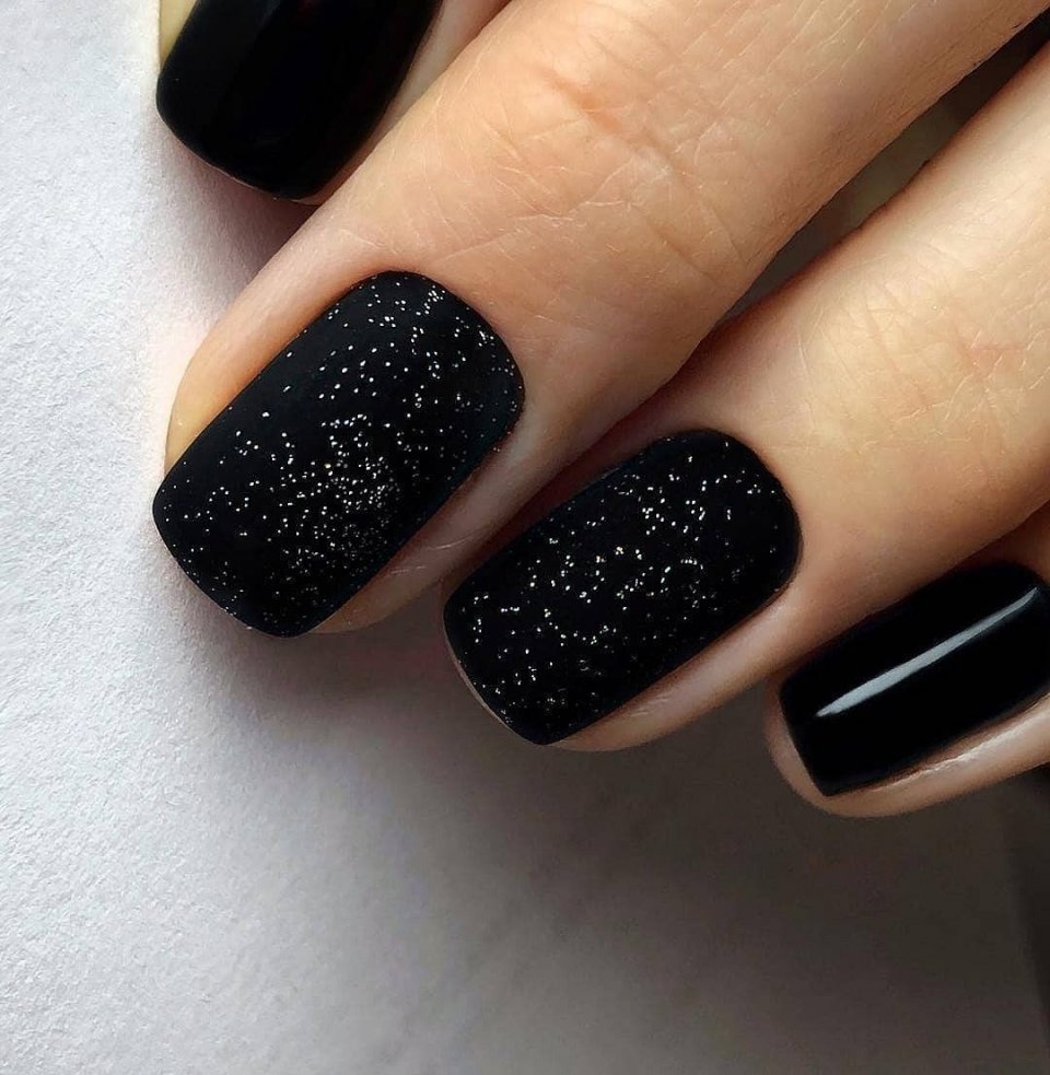 Черные матовые овальные ногти