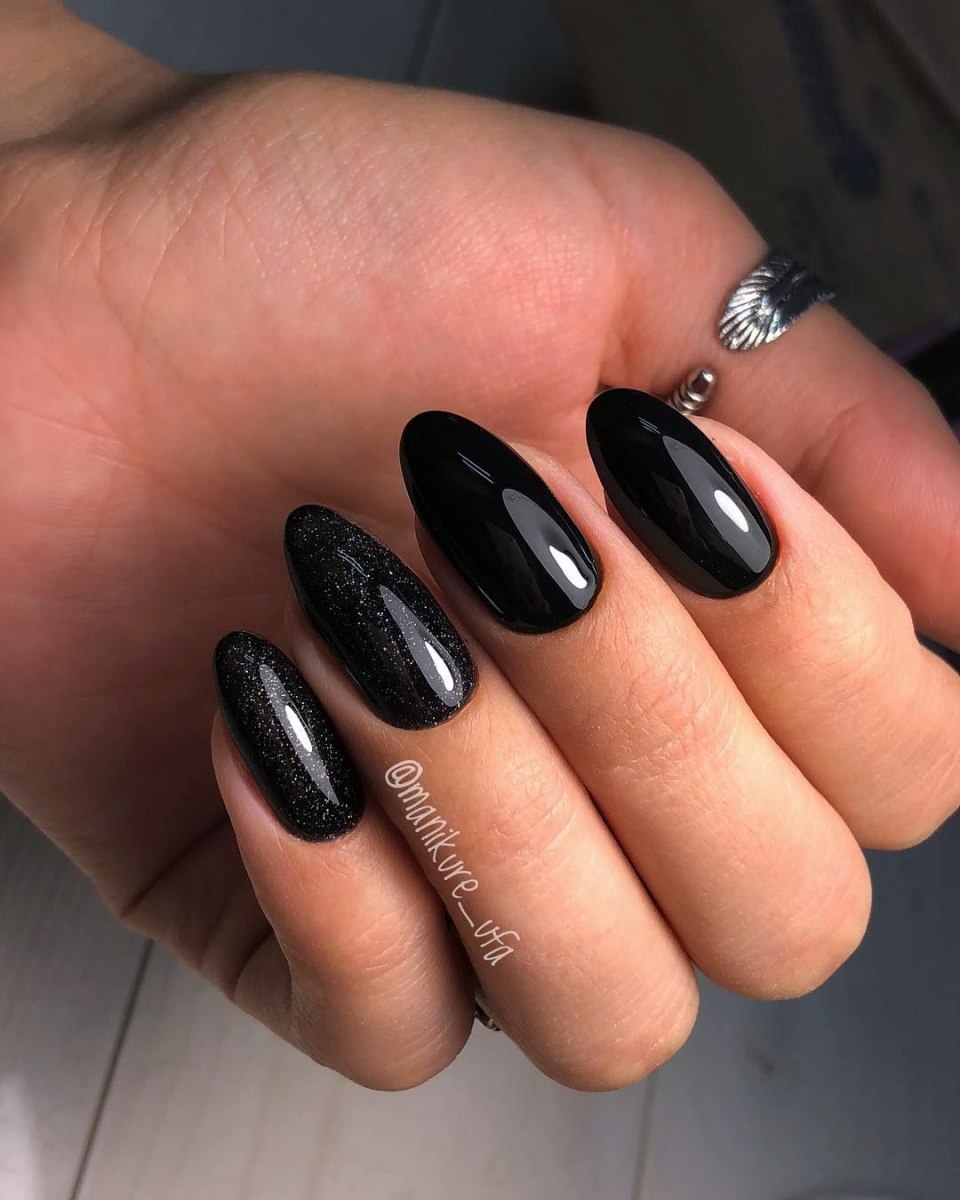 Черный маникюр