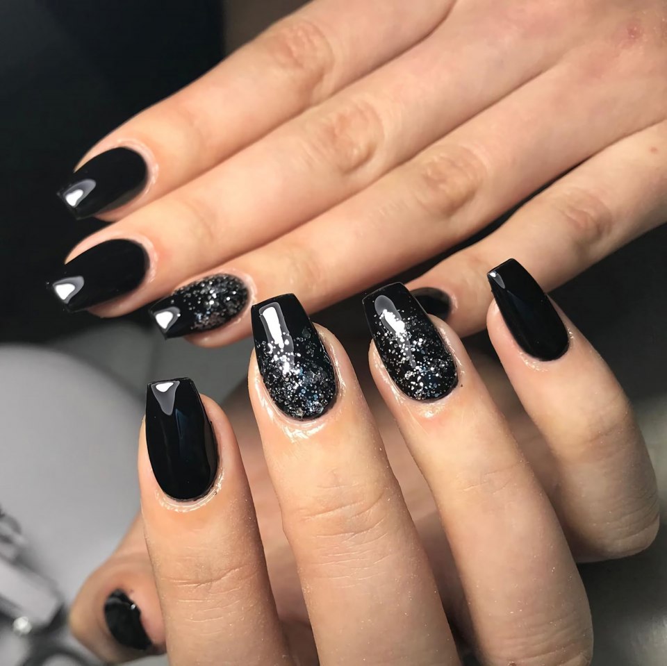 Черные короткие ногти