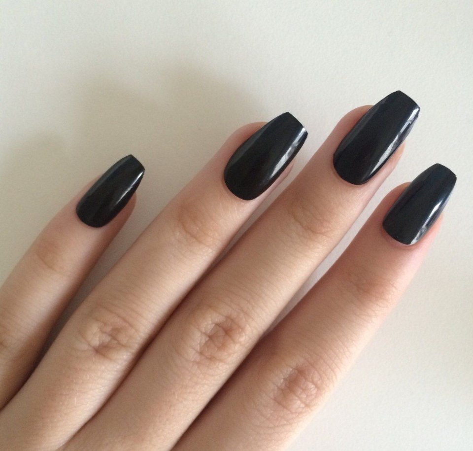 Черный маникюр