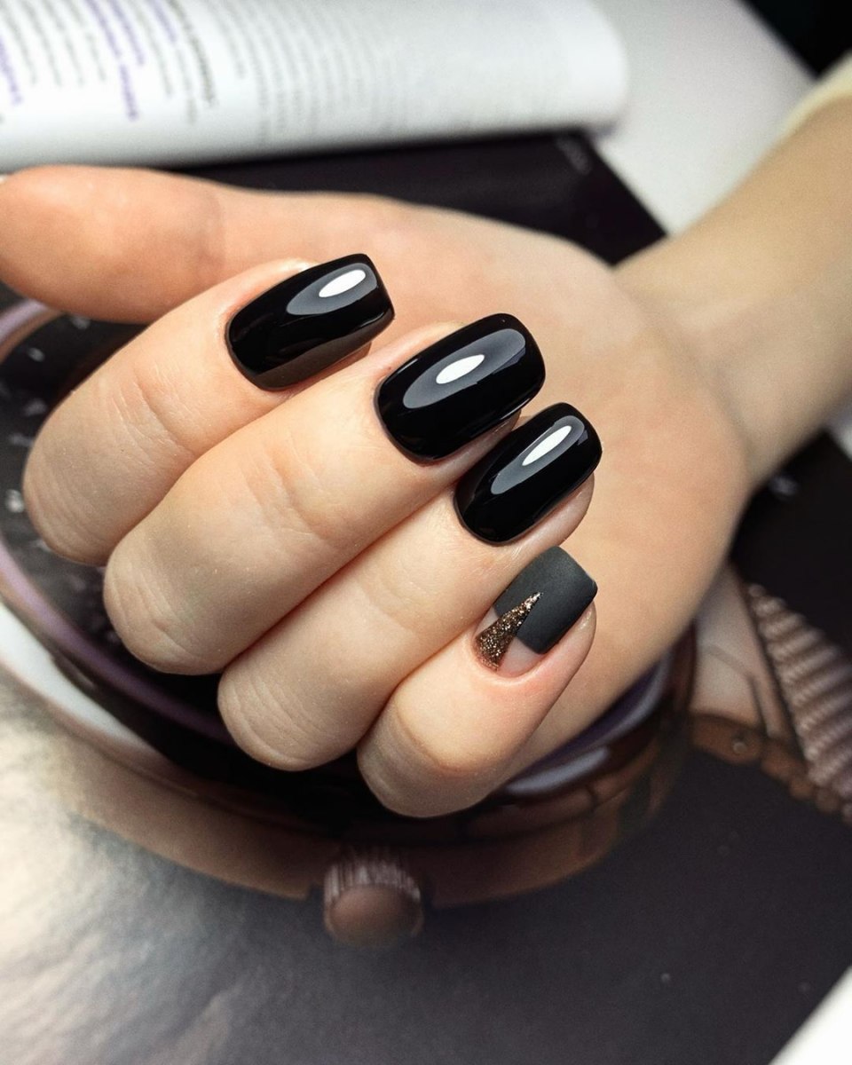 Черный маникюр с лунками