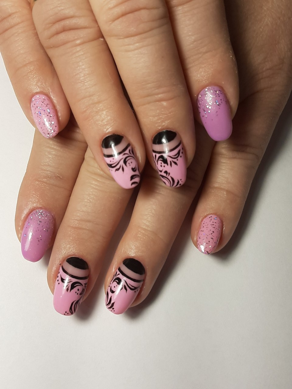 Розовые ногти с рисунком