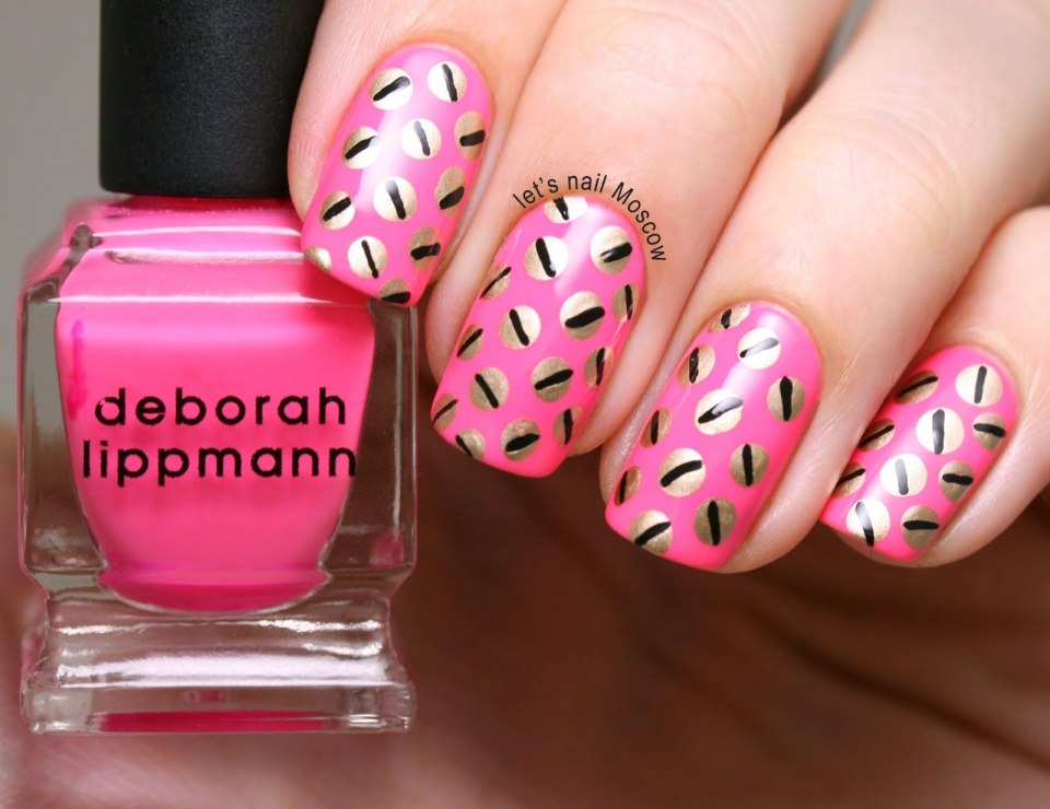 Розовый маникюр с линиями