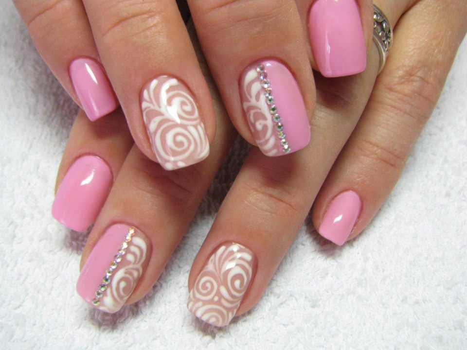 Маникюр розовый с белым узором