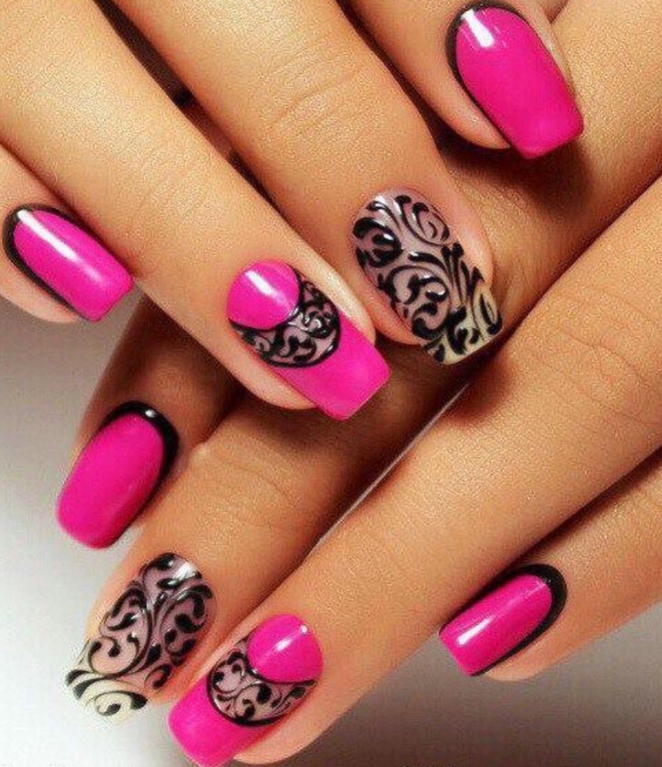 Маникюр розовый с узором
